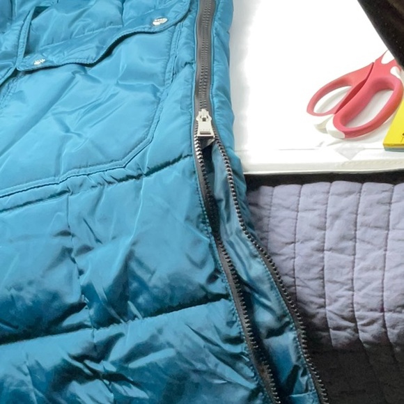 NWT women’s Bebe removable hood puffer jacket, size M - Picture 9 of 9